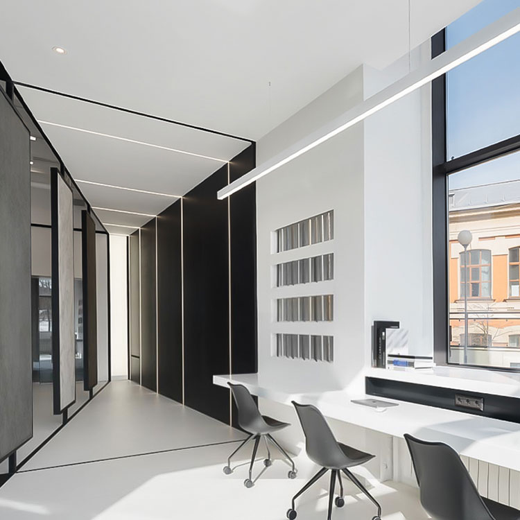 لماذا تحتوي مصابيح المكتب الحديثة على ميزات شحن لاسلكية